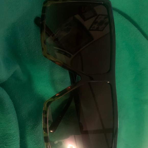Set of 2 OVERSIZED SUNGLASSES - Picture 2 of 2